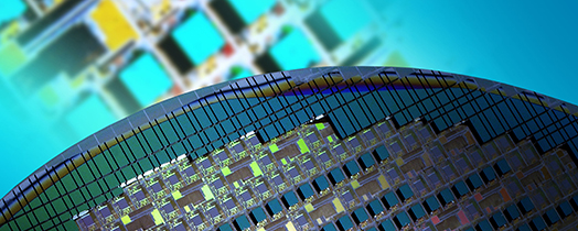 Post-CMOS Drucksensor-Chiplets mit Wafer-level Gehäusen vor ihrer Separierung.